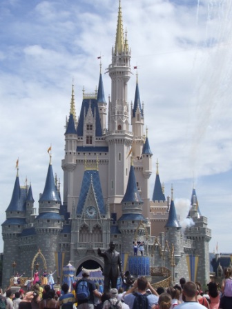 Het kasteel in Magic Kingdom met op de voorgrond een standbeeld van Walt Disney